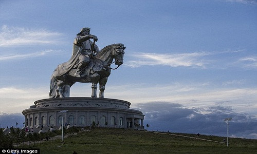 Theo đó, khi ghé thăm nơi này, du khách có thể đi vào bên trong tượng. Tại đây, du khách sẽ nhìn thấy một bản đồ lớn miêu tả các cuộc xâm lược của Thành Cát Tư Hãn, một phòng trưng bày nghệ thuật, một phòng hội nghị, nhà hàng và cửa hàng lưu niệm.