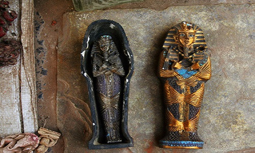 Ví dụ như xác ướp pharaoh Tutankhmun có vị trí để hai tay vắt chéo ở gần eo và khuỷu tay cũng nhô ra bắt chước tư thế của Osiris.