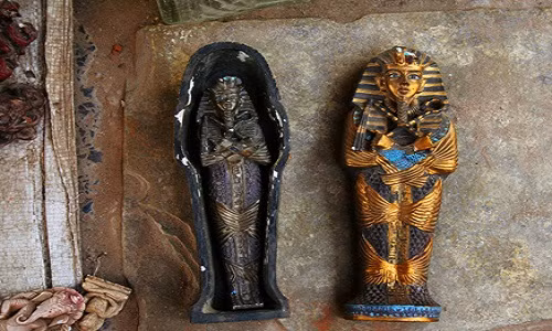 Ví dụ như xác ướp pharaoh Tutankhmun có vị trí để hai tay vắt chéo ở gần eo và khuỷu tay cũng nhô ra bắt chước tư thế của Osiris.