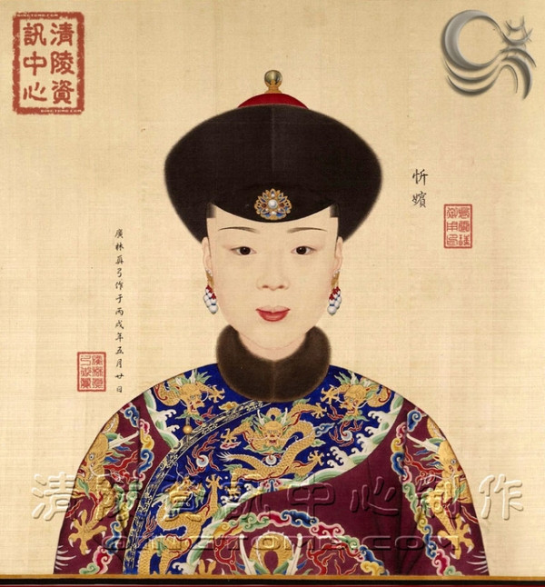 Hân Quý phi Đới Giai thị nhập cung vào năm Càn Long thứ 18. Bà là phi tần được Càn Long cho người vẽ chân dung và cấm kẻ nào dám xem trộm tranh.