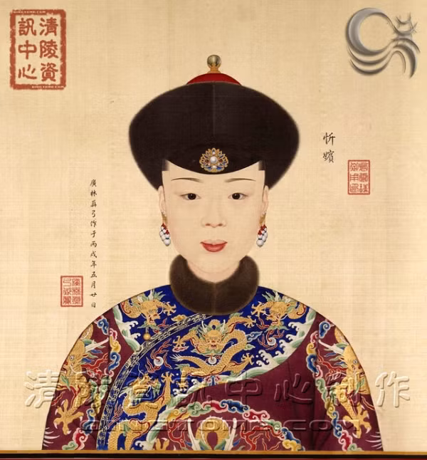 Hân Quý phi Đới Giai thị nhập cung vào năm Càn Long thứ 18. Bà là phi tần được Càn Long cho người vẽ chân dung và cấm kẻ nào dám xem trộm tranh.