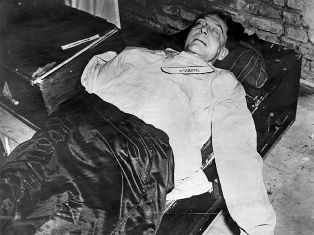 Vào đêm 15 rạng sáng ngày 16/10/1946, Goering được đánh thức để ăn bữa ăn cuối cùng trước khi bị treo cổ. Tuy nhiên, người ta phát hiện y đã uống thuốc độc xianua 1 giờ trước khi bị đưa lên giá treo cổ.