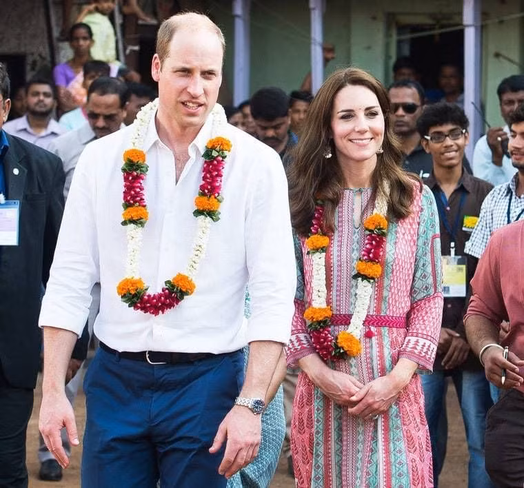 Tuy nhiên, trên thực tế, Hoàng gia Anh không hề có quy định cấm này. Các cặp vợ chồng Hoàng gia Anh không nắm tau nhau để giữ quy tắc ứng xử cho phù hợp khi tham gia các sự kiện và cuộc gặp quan trọng.