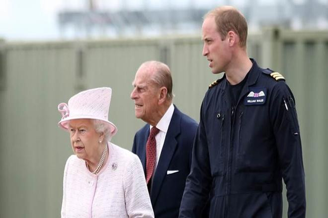 Công chúng có thể dễ dàng bắt gặp hình ảnh này khi Nữ hoàng Elizabeth II hầu như không bao giờ nắm tay Hoàng thân Philip. Đặc biệt, Nữ hoàng Elizabeth II luôn bước đi trước chồng một chút.