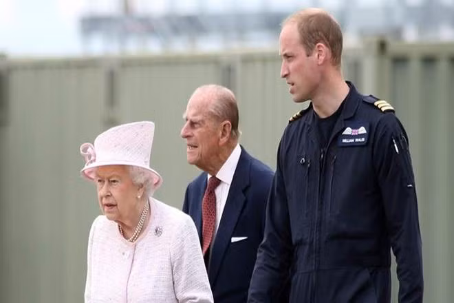Công chúng có thể dễ dàng bắt gặp hình ảnh này khi Nữ hoàng Elizabeth II hầu như không bao giờ nắm tay Hoàng thân Philip. Đặc biệt, Nữ hoàng Elizabeth II luôn bước đi trước chồng một chút.