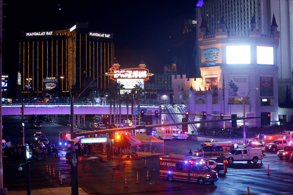 Theo cảnh sát, kẻ xả súng tên Stephen Paddock, 64 tuổi, đã xả đạn điên cuồng trong hơn 5 phút từ tầng 32 khu nghỉ dưỡng kiêm sòng bạc Mandalay Bay xuống phía dưới.