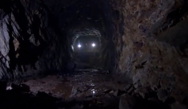 Đoàn tàu này biến mất khi tiến vào đường hầm bí mật ở một ngọn núi tại Walbrzych, Ba Lan. Chính vì vậy, nhiều thợ săn kho báu cũng như giới chuyên gia đã đến khu vực này để truy tìm tung tích đoàn tàu chở căn phòng hổ phách.