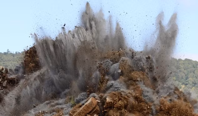 Năm 2017, 3 thợ săn kho báu người Đức gồm: Leonhard Blume, Peter Lohr và Gunter Eckhardt tuyên bố đã tìm ra những dấu vết cho thấy có khả năng căn phòng hổ phách huyền thoại được cất giấu ở bên dưới một hang động có tên Prince's Cave (hang động Hoàng tử) tại đồi Hartenstein, phía tây nam thành phố Dresden (Đức).