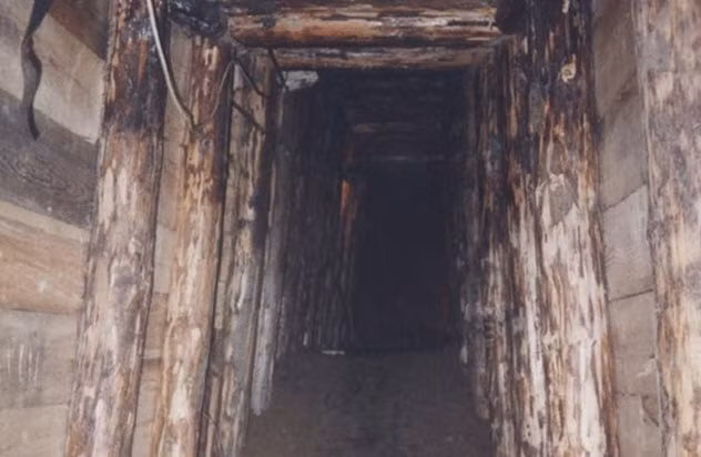 Trước sự việc bí ẩn này, một số giả thuyết được đưa ra về số phận của căn phòng hổ phách. Một trong số đó là giả thuyết kỳ quan thứ 8 của nhân loại bị phát xít Đức mang đi và cất giấu ở một hầm mỏ bí mật nằm gần biên giới giữa Đức và CH Séc.