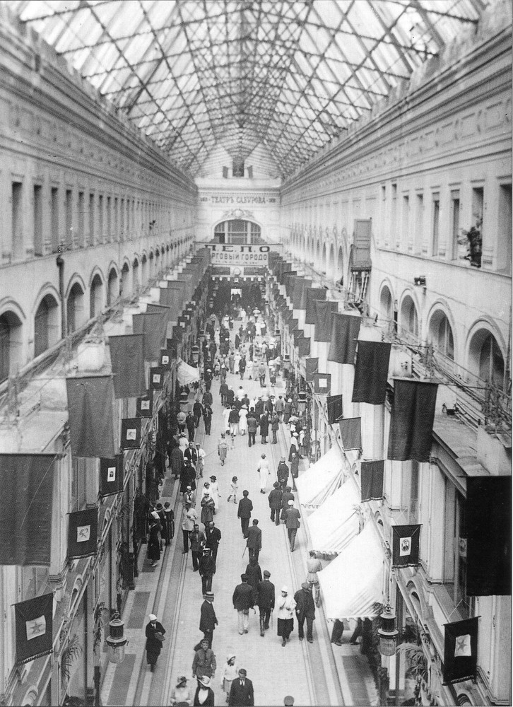 Rất nhiều người đến trung tâm mua sắm để mua những món đồ cần thiết.