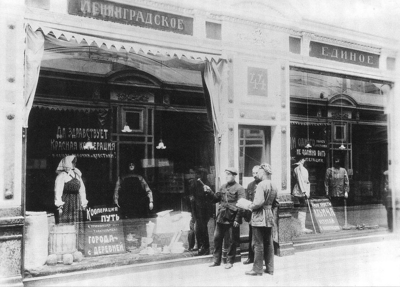 Các mẫu trang phục được các cửa hàng trưng bày ở vị trí bắt mắt nhằm thu hút sự chú ý của người đi đường.