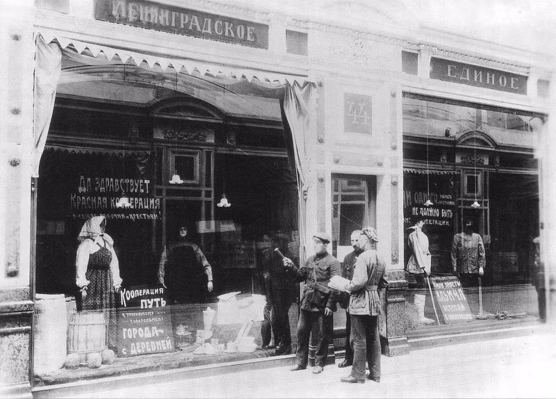 Các mẫu trang phục được các cửa hàng trưng bày ở vị trí bắt mắt nhằm thu hút sự chú ý của người đi đường.