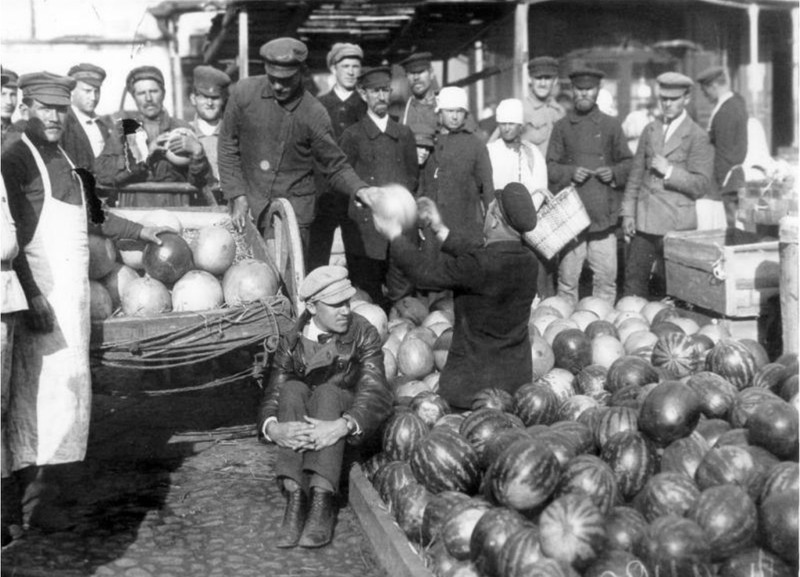 Rất đông khách hàng đứng trước sạp bán dưa hấu ở chợ Apraxin Dvor.