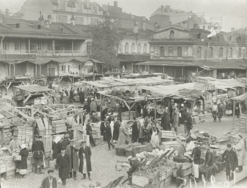 Khu chợ ngoài trời ở Leningrad tấp nập người bán kẻ mua.