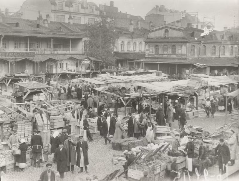 Khu chợ ngoài trời ở Leningrad tấp nập người bán kẻ mua.
