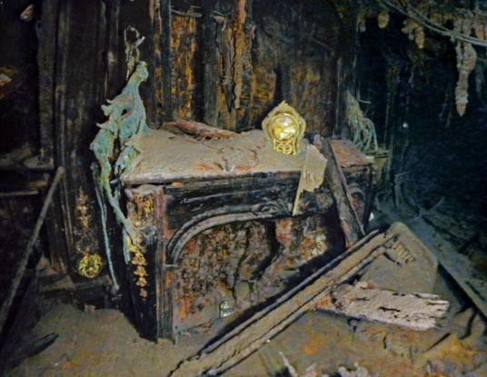 Nhiều đồ đạc, vật dụng bên trong tàu Titanic bị rỉ sét do nước biển ăn mòn.