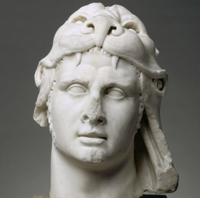 Mẹ của Mithridates VI là Laodice VI nắm quyền nhiếp chính và muốn người con trai thứ Chrestus trở thành người kế vị ngai vàng.