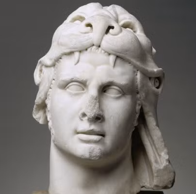 Mẹ của Mithridates VI là Laodice VI nắm quyền nhiếp chính và muốn người con trai thứ Chrestus trở thành người kế vị ngai vàng.