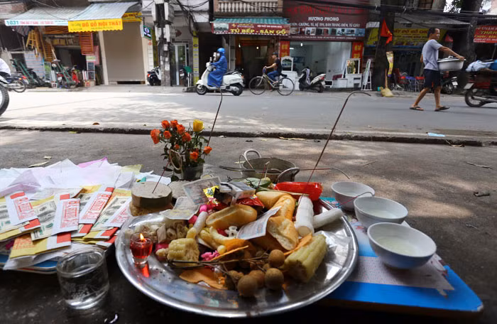 Ngày Rằm tháng 7 còn gọi là ngày “Xá tội vong nhân”, có nghĩa là ngày mà Diêm Vương mở cửa địa ngục cho các vong hồn khi tại thế thất cơ lỡ vận, không nơi nương tựa và chịu nhiều oan trái ở kiếp trước...