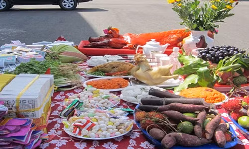 Mâm cúng chúng sinh được tổ chức vào buổi chiều tối ngày 14/7 hoặc 15/7 Âm lịch.