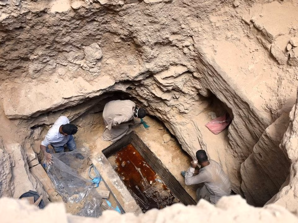 Theo đó, các chuyên gia phát hiện 3 bộ hài cốt nằm lẫn trong chất lỏng màu đỏ. Sau khi thông tin được công bố, hàng ngàn người ký đơn xin uống chất lỏng đỏ trong quan tài vì cho rằng đây là “thuốc trường sinh”.