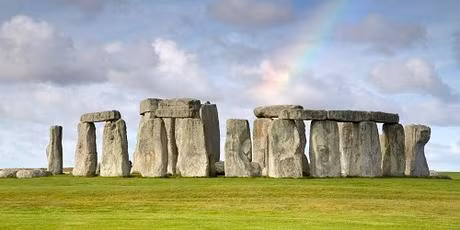 Stonehenge bao gồm các công sự bằng đất bao quanh một vòng đá. Trong suốt nhiều năm, các chuyên gia, nhà khoa học cố gắng lý giải về cách người xưa xây dựng lên bãi đá cổ Stonehenge cũng như mục đích của công trình này.