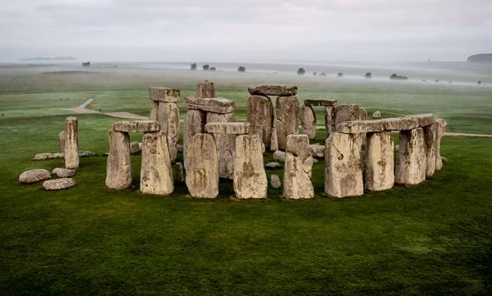 Bãi đá cổ Stonehenge là công trình tượng đài cự thạch 4.000 năm tuổi nổi tiếng ở nước Anh.