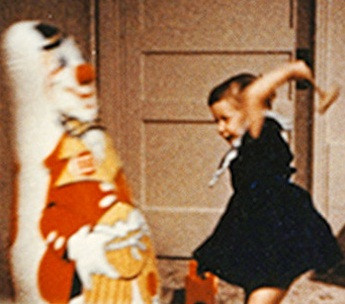 Lần lượt các nhóm được vào căn phòng có đặt con búp bê Bobo. Búa và súng đồ chơi cũng được đặt trong mỗi căn phòng. Kết quả thí nghiệm cho thấy những đứa trẻ xem video bạo lực đã có những hành vi như mắng chửi, đá, đánh bằng búa và đe dọa búp bê bằng khẩu súng. Hai nhóm còn lại không hề có chút biểu hiện bạo lực nào.