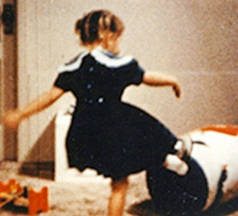 Thí nghiệm quái dị trên đã cho thấy trẻ em đã bắt chước hành vi của người lớn và đôi khi bắt chước một cách không suy nghĩ.