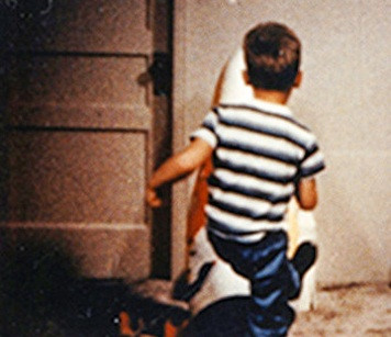 Sau đó, ông chia trẻ em tham gia thí nghiệm thành 3 nhóm. Nhóm 1, ông cho chúng xem video có cảnh ôm và chơi cùng búp bê. Nhóm 2 được cho xem video có cảnh bạo lực. Nhóm 3 thì không xem gì cả.