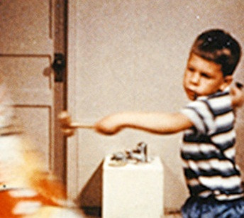 Theo đó, nhà tâm lý học Bandura lấy một con búp bê lớn gọi là Bobo cùng một số video về nó. Trong một video có cảnh người lớn ôm và chơi cùng búp bê. Một video khác quay cảnh người lớn mắng chửi, đẩy và đánh búp bê bằng búa cao su.