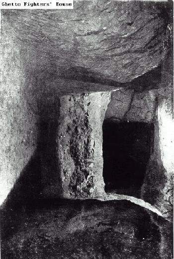 335 dân thường Itlay bao gồm cả tù nhân chính trị và người Do Thái bị phát xít Đức bắt và đưa đến Ardeatina Caves - mỏ đá bỏ hoang ở ngoại ô phía đông nam Rome.