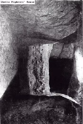 335 dân thường Itlay bao gồm cả tù nhân chính trị và người Do Thái bị phát xít Đức bắt và đưa đến Ardeatina Caves - mỏ đá bỏ hoang ở ngoại ô phía đông nam Rome.