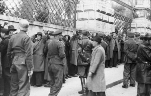 Theo lệnh trả đũa của Hiler, tùy viên cảnh sát Đức, người đứng đầu Gestapo kiêm chỉ huy quân cảnh tại Rome là Obersturmbannführer Herbert Kappler phụ trách giám sát việc thực hiện cuộc thảm sát dân thường Italy.