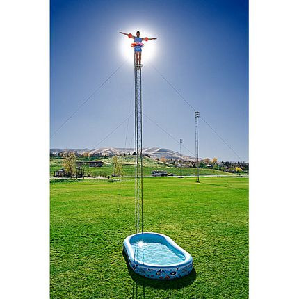 Darren Taylor lập kỷ lục thực hiện cú nhảy cao nhất từ độ cao 10,87m xuống một chiếc bồn nước nhỏ tại California, Mỹ ngày 20/3/2009.