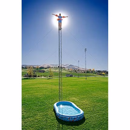 Darren Taylor lập kỷ lục thực hiện cú nhảy cao nhất từ độ cao 10,87m xuống một chiếc bồn nước nhỏ tại California, Mỹ ngày 20/3/2009.