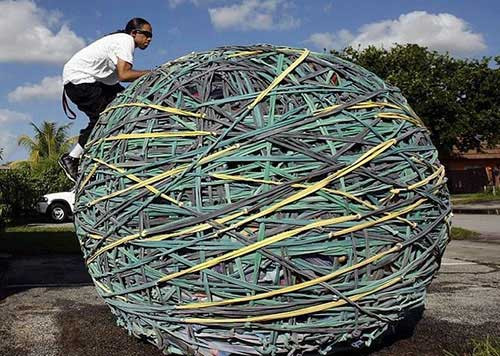 Joel Waul lập kỷ lục tạo ra quả bóng bằng dây cao su lớn nhất thế giới với trong lượng 5 tấn. Để xác lập kỷ lục ấn tượng này, Waul cần tới 6 năm.