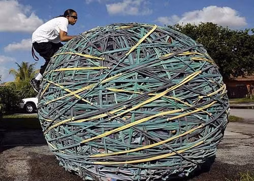 Joel Waul lập kỷ lục tạo ra quả bóng bằng dây cao su lớn nhất thế giới với trong lượng 5 tấn. Để xác lập kỷ lục ấn tượng này, Waul cần tới 6 năm.