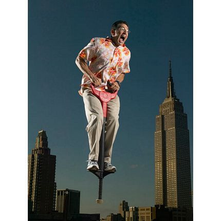 Vào ngày 22/6/1997, Ashrita Furman lập kỷ lục khó tin là nhảy trên một chiếc cà kheo với quãng đường dài nhất 37,18 km trong thời gian 12 tiếng 27 phút. Kỷ lục này được xác lập tại New York, Mỹ.