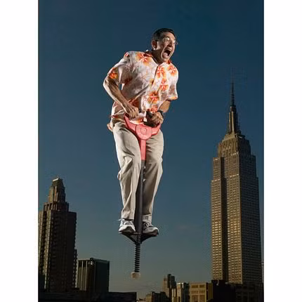 Vào ngày 22/6/1997, Ashrita Furman lập kỷ lục khó tin là nhảy trên một chiếc cà kheo với quãng đường dài nhất 37,18 km trong thời gian 12 tiếng 27 phút. Kỷ lục này được xác lập tại New York, Mỹ.