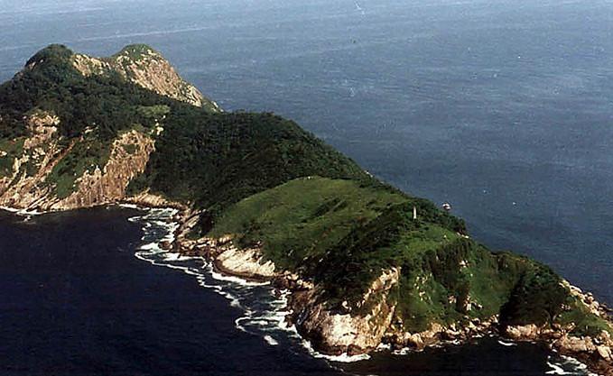 Ilha Da Queimada Grande hay còn gọi là đảo Rắn nằm ở Brazil. Vùng đất đặc biệt này là nơi sinh sống của khoảng 5.000 loài rắn độc. Rất nhiều người muốn đặt chân lên hòn đảo này nhưng không được.