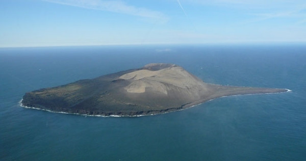 Người ta làm như vậy vì để nghiên cứu chính xác nhất về hệ sinh thái trên đảo Surtsey khi chưa có bất cứ tác động nào của con người.