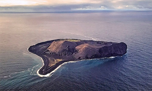 Đảo Surtsey ở Iceland được hình thành vào năm 1963 sau khi xảy ra một vụ phun trào núi lửa kéo dài trong 3 năm. Hòn đảo được đặt theo tên của khổng lồ Surtr trong thần thoại Bắc Âu.