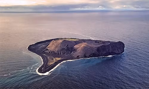 Đảo Surtsey ở Iceland được hình thành vào năm 1963 sau khi xảy ra một vụ phun trào núi lửa kéo dài trong 3 năm. Hòn đảo được đặt theo tên của khổng lồ Surtr trong thần thoại Bắc Âu.