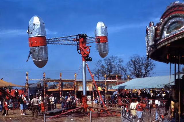 Nhiều trò chơi được tổ chức trong hội chợ thu hút sự quan tâm của khách tham quan. Ảnh chụp tại Tampa năm 1946.