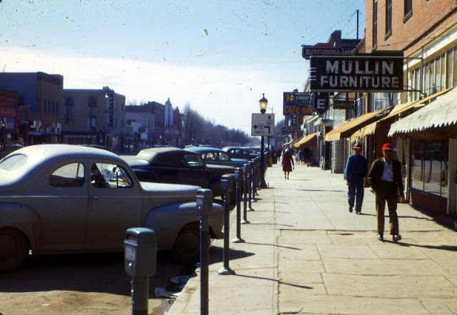 Những cửa hàng san sát nhau trên đường phố Colorado sạch đẹp năm 1948.