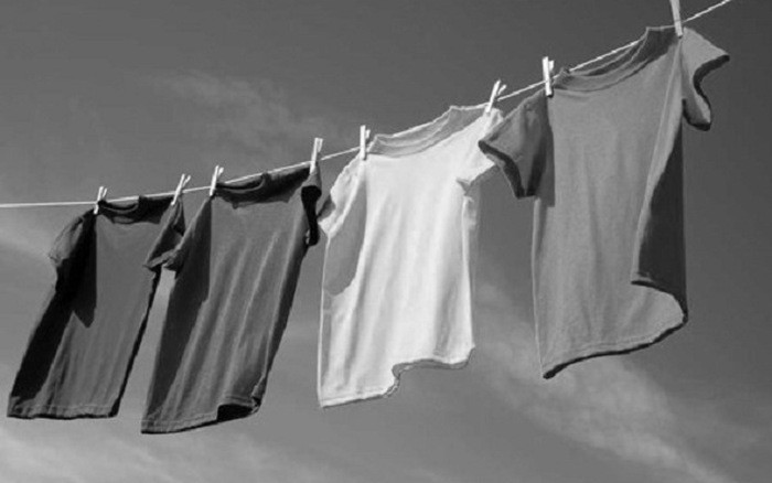 Nếu phơi quần áo ban đêm thì các vong hồn cô đơn, vất vưởng không người thờ cúng sẽ “mượn” và để lại năng lượng âm trong các quần áo ấy. Khi ấy, người mặc những trang phục trên sẽ gặp rủi ro và những điều không tốt cho sức khỏe.