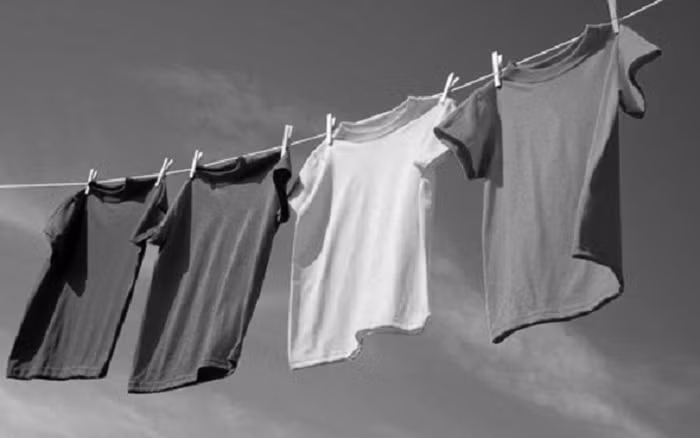 Nếu phơi quần áo ban đêm thì các vong hồn cô đơn, vất vưởng không người thờ cúng sẽ “mượn” và để lại năng lượng âm trong các quần áo ấy. Khi ấy, người mặc những trang phục trên sẽ gặp rủi ro và những điều không tốt cho sức khỏe.