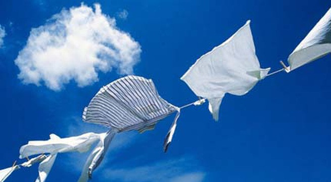 Dưới góc nhìn khoa học, phơi quần áo vào ban đêm sẽ bị nhiễm sương, ẩm ướt làm cho vải nhanh mục, hỏng. Người dân cũng cần tránh phơi quần áo ở những nơi thiếu ánh sáng, độ ẩm cao, bụi bặm vì đó là nơi có nhiều tác nhân gây bệnh, có hại cho sức khỏe.