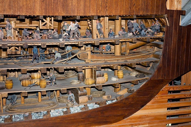 Tuy nhiên, sau khi đi được 1.300m, chiến hạm Vasa bị chìm bởi những cơn gió mạnh thổi đến. Do chiến hạm Vasa có trọng lượng lớn do trang bị nhiều vũ khí hạng nặng dẫn đến con tàu không ổn định. Vì vậy, nó không thể giữ thăng bằng nên nhanh chóng chìm xuống đáy biển. Hậu quả là ít nhất 30 người thiệt mạng cùng với con tàu xấu số.